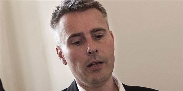 Sass Larsen i voldsomt cykelstyrt