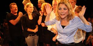 Enhedslisten vil tage praktiklønnen fra pædagogstuderende. Billedet her er taget på valgnatten, hvor Johanne Schmidt-Nielsen havde svært ved at få armene ned.&nbsp;
