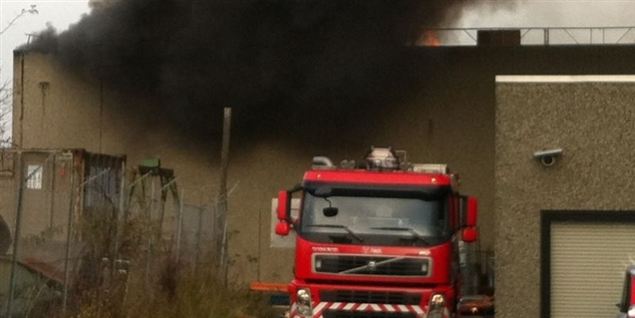 Se den kulsorte og farlige røg fra Køge-brand