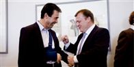 I 2009 blev Foghs skulder skadet efter et styrt på et hoteltoilet i Tyrkiet. Her ses han med sin efterfølger, Lars Løkke Rasmussen.