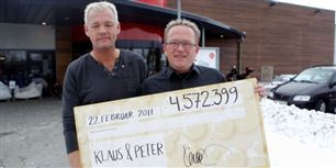 Klaus og Peter har tidligere vundet 4.572.399 kr. i lotto. Her får de overrakt checken hos forhandleren i Kolding, hvor de købte deres lotto-kupon.