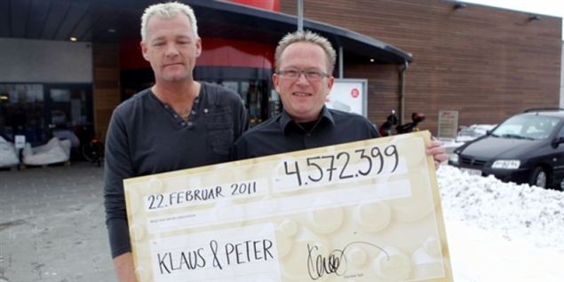 Se taknemmelige lotto-vindere skovle mønter