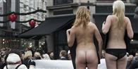 Nøgendemonstrationen foregik storkespringvandet på Strøget i København.