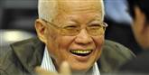 <span style='font-family: Arial; font-size: 15px; color: White;'>Khieu Samphan hygger sig i retten.</span> <span style='font-family: Arial; font-weight: normal; font-size: 15px; color: #999999;'>Foto: Mark Peters / POLFOTO</span>
