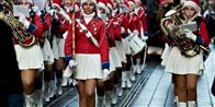 Hvert år får Strøget i København besøg af pigegarden sidst i november.