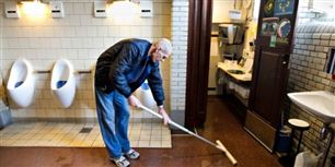Vandet har væltet ind flere steder. Her er det i Nyhavn, hvor der kom vand ind på det underjordiske pissoir. Opsynsmand Leif Petersen havde travlt med at svabe gulv.