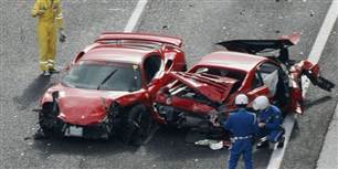 To Ferrarier på den japanske motorvej.