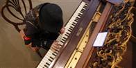 Michael Jackson-fan, Kailee Lemieux, spiller popkongens sang "You Are Not Alone" på et piano af mærket 'C. Gunther &amp; Söhne victorianske Baby Grand Piano'.