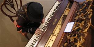 Michael Jackson-fan, Kailee Lemieux, spiller popkongens sang "You Are Not Alone" på et piano af mærket 'C. Gunther &amp; Söhne victorianske Baby Grand Piano'.