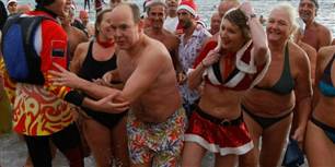 Modsat det danske kongehus som holder en klassisk jul efter danske standarter, er der andre boller på julesuppe i kongedømmet Monaco. Her fejrer Prince Albert II af Monaco julen i badeshorts med en svømmetur i Middelhavet under den traditionelle julebadesæson. Og ja, der er en grund til, at han løber op ad vandet...