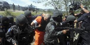 En narkogangster skulle 7. december udleveres af Honduras til USA. Syv svært bevæbnede mænd i tre armerede biler forsøgte på vejen til helikopteren at befri ham.