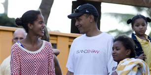 Barack Obama ligger lunt lige nu med sin aktuelle jobvurdering. Han har tid til en fridag med døtrene Sasha og Malia (th) i Hawaii.