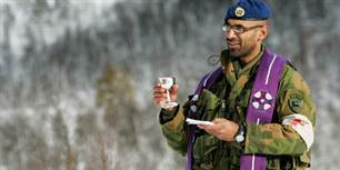 Norske feltpræster velsigner ikke soldater i grupper kort før de skal i kamp. Feltpræsterne i Norge har i det hele taget mere erfaring med jobbet, før de rejser ud for at arbejde i verdens brændpunkter.