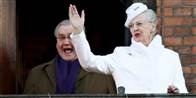 Prins Henrik ser henrykt ud, da han træder ud på rådhus-balkonen.