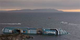 Mandag morgen er der ikke meget tilbage af det synkende krydstogtskib Costa Concordia, der støtte på grund fredag aften.