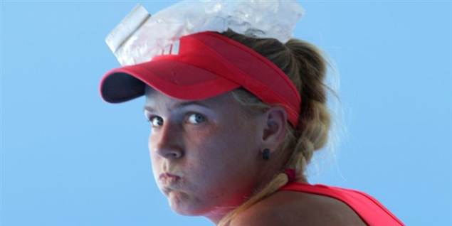 Se sexypink Caro holde hovedet koldt