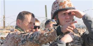 Forsvarsminister Nick Hækkerup besøgte Patruljebase Clifton i Afghanistan den 6. januar. Her ses Nick Hækkerup (S) sammen med oberst 
Ken Knudsen.