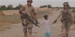 Danske kampsoldater mener, at det er naturligt, at feltpræsterne tager del i forsvaret af lejrene, når Taliban angriber.