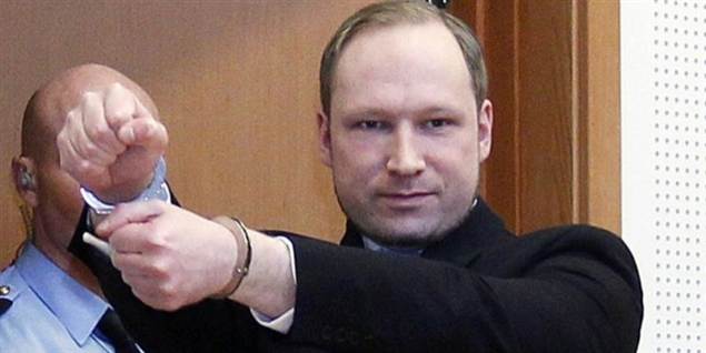 Se Breivik give højreekstrem hilsen i retten