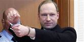 <span style='font-family: Arial; font-size: 15px; color: White;'>Da Breivik kom ind i retssalen i Olso tog han hænderne op, og viste dermed håndjernene. Hans advokat forklarede efterfølgende, at det var en højreekstremistisk hilsen. ' Han viste en slags højreekstrem hilsen, men jeg ved ikke mere om den' sagde advokaten Geir Lippestad i følge vg.no.</span> <span style='font-family: Arial; font-weight: normal; font-size: 15px; color: #999999;'>Foto: Heiko Junge / POLFOTO</span>