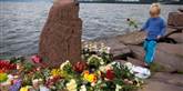 <span style='font-family: Arial; font-size: 15px; color: White;'>Samme dag døde også otte mennesker i Olso centrum, efter massemorderen udførte et bombeattentat i bymidten, hvor flere regeringsbygninger blev sprængt i luften.</span> <span style='font-family: Arial; font-weight: normal; font-size: 15px; color: #999999;'>Foto: Polfoto, AP, Matt Dunham</span>