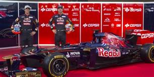 Australske Daniel Ricciardo (tv.) og franske Jean Eric-Vergne præsenterer Toro Rossos spritnye Red Bull STR7-racer ved Jerez-banen i Sydspanien. Motoren er en Ferrari V8 Type 056. Chassiset er lavet af et komposit-materiale, mens karosseriet er af kulfiber. Bilen vejer 640 kilo inklusive kører og kamera.