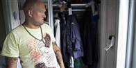 Før kravlede han selv ind af folks vinduer - nu prøver Kusse-Kurt at stå på den anden side.