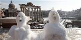 <span style='font-family: Arial; font-size: 15px; color: White;'>Et par snemænd i de berømte ruiner i Forum Romanum.</span> <span style='font-family: Arial; font-weight: normal; font-size: 15px; color: #999999;'>Foto: . / POLFOTO</span>