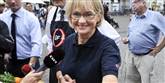 <span style='font-family: Arial; font-size: 15px; color: White;'>Her er Pia Kjærsgaard i færd med at dele valgflæsk ud på Strøget i København. Der blev delt rundhåndet ud af flæskesvær.</span> <span style='font-family: Arial; font-weight: normal; font-size: 15px; color: #999999;'>Foto: ESKESTAD MIK / POLFOTO</span>