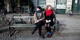 Charlotte K. Pedersen (tv.)&nbsp;og&nbsp;Kathrine V. Petersen er strandet på bænken med to færdige uddannelser og en frustration over, at billige løntilskudsansatte spænder ben for rigtige jobs i kommunen.