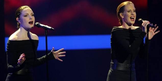Se X Factor i stramme kjoler og bord-dans