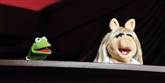 <span style='font-family: Arial; font-size: 15px; color: White;'>Også Kermit og miss Piggy fra Muppet Show deltog i løjerne, men der var også brug for mange hænder til at dele alle 24 statuetter ud.</span> <span style='font-family: Arial; font-weight: normal; font-size: 15px; color: #999999;'>Foto: AP / POLFOTO</span>