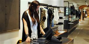 I Diesel-butikken, hvor 22-årige Gine (billedet) og 29-årige Yvonne arbejder, &nbsp;får de ansatte stillet tre outfits til rådighed hvert halve år og derudover får de medarbejderrabat. Sådan ser forholdene langt fra ud alle steder.