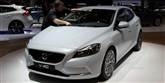 <span style='font-family: Arial; font-size: 15px; color: White;'>En kompakt svensker - der her får et kram af en mand - bliver det også til. Den nye Volvo V40 skal nok slide på den svenske asfalt.</span> <span style='font-family: Arial; font-weight: normal; font-size: 15px; color: #999999;'>Foto: AP / POLFOTO</span>