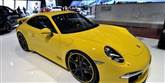 <span style='font-family: Arial; font-size: 15px; color: White;'>Både farven, formen og farten er super klassisk. Her er en af de biler, der gjorde firserne lidt sjovere ude på vejene - den nye model af Porsche 911.</span> <span style='font-family: Arial; font-weight: normal; font-size: 15px; color: #999999;'>Foto: AP / POLFOTO</span>
