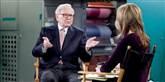 <span style='font-family: Arial; font-size: 15px; color: White;'>81-årige Warren Buffett fra USA anses for at være en af verdens dygtigste investorer. Han er hovedaktionær og administrerende direktør i Berkshire Hathaway. I 2008 var han verdens rigeste mand. Hans formue anslås at være 250 milliarder kroner.</span> <span style='font-family: Arial; font-weight: normal; font-size: 15px; color: #999999;'>Foto: Jeff Beiermann / POLFOTO</span>