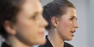 Socialminister Karen Hækkerup (forrest) og beskæftigelsesminister Mette Frederiksen - begge S - da de fremlagde førtidspensions- og fleksjobreformen. Den rammer 5.700 fleksjobbere, der taber 5.100 kroner om måneden.