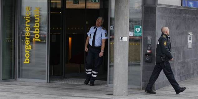 Krav om bedre sikkerhed efter økseangreb