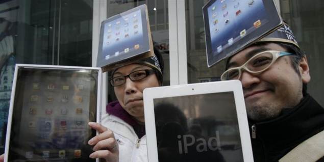 Se jubel-glade japanere med iPad-hatte