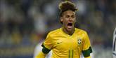 <span style='font-family: Arial; font-size: 15px; color: White;'>Det brasilianske supertalent Neymar spiller stadig for Santos i hjemlandet, og han er den yngste på listen. Han hæver ca. 101 millioner kroner om året, hvilket placerer ham som nummer 13.</span> <span style='font-family: Arial; font-weight: normal; font-size: 15px; color: #999999;'>Foto: Ennio Leanza / POLFOTO</span>