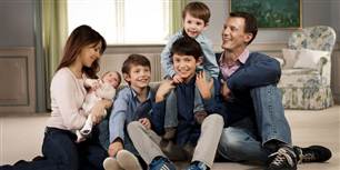Sådan ser det første familiefoto fra Schackenborg anno 2012 ud. Udover den nye prinsesse er det Prinsesse Marie, Prins Joachim, og prinserne Nikolaj, Felix og Henrik.