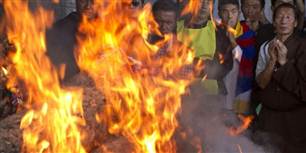 Tibetanere bad ved siden af et brændende ligbål af 27-årige Jamphel Yeshi, som døde onsdag morgen. Han brændte sig selv levende i New Delhi i Indien.