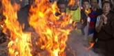 <span style='font-family: Arial; font-size: 15px; color: White;'>Tibetanere bad ved siden af et brændende ligbål af 27-årige Jamphel Yeshi, som døde onsdag morgen. Han brændte sig selv levende i New Delhi i Indien.</span> <span style='font-family: Arial; font-weight: normal; font-size: 15px; color: #999999;'>Foto: Ashwini Bhatia / POLFOTO</span>