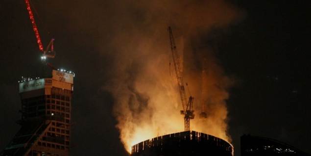 Se russisk skyskraber badet i flammer