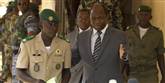 <span style='font-family: Arial; font-size: 15px; color: White;'>Kupeleder Sanogo bliver præsenteret ved et pressemøde af Burkina Fasos udenrigsminister&nbsp;Djibril Bassole, der forestod forhandlingerne.</span> <span style='font-family: Arial; font-weight: normal; font-size: 15px; color: #999999;'>Foto: AP Photo/Rebecca Blackwell</span>