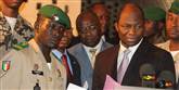 <span style='font-family: Arial; font-size: 15px; color: White;'>Aftalen bliver officiel overfor medierne den 6. april i kuplederens hovedkvarter. Sanogo ses sammen med Burkina Fasos udenrigsminister Bassole.</span> <span style='font-family: Arial; font-weight: normal; font-size: 15px; color: #999999;'>Foto: AP Photo/Harouna Traore</span>