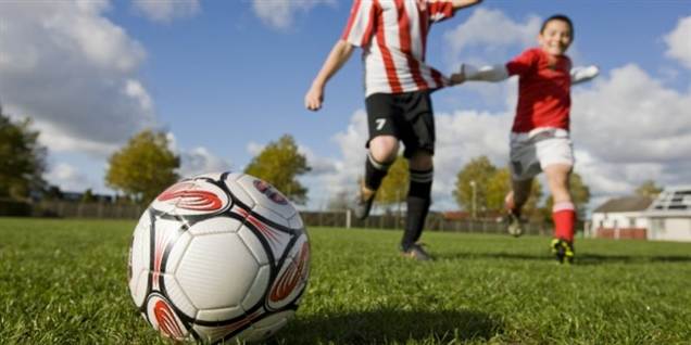 Fodbold hitter hos børn og unge