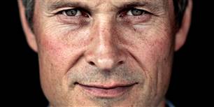 En ung mand fik seks års fængsel for at gennembanke sin ekskæreste og 
smide hende ud ad vinduet fra tredje sal. Efter tre års afsoning har han
 fået daglig udgang fra fængslet for at passe en læreplads i Claus Meyers
 Bageri.