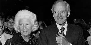 Mærsk gik igennem livet med sin skoleveninde fra Øregaard Gymnasium, Emma Neergaard Rasmussen. Parret blev gift i 1940 og var sammen til hendes død som 92-årig i 2005.