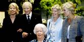 <span style='font-family: Arial; font-size: 15px; color: White;'>Skibsrederen ses her sammen med "sine piger" i 2004. Fra venstre ses døtrene Ane McKinney Uggla, Leise McKinney Møller, Kirsten McKinney Møller, mens hustru Emma McKinney Møller sidder ned.</span> <span style='font-family: Arial; font-weight: normal; font-size: 15px; color: #999999;'>Foto: Arkiv / POLFOTO</span>